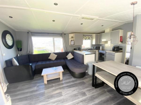 Palm Grove 1 - Golden Palm Resort - Pet friendly, WiFi and Bed linen - Meadow Lakes Caravan & Lodge Hire